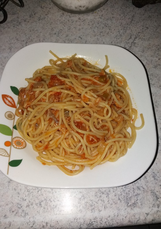 Una foto de Pollo con salsa y tallarines🍝