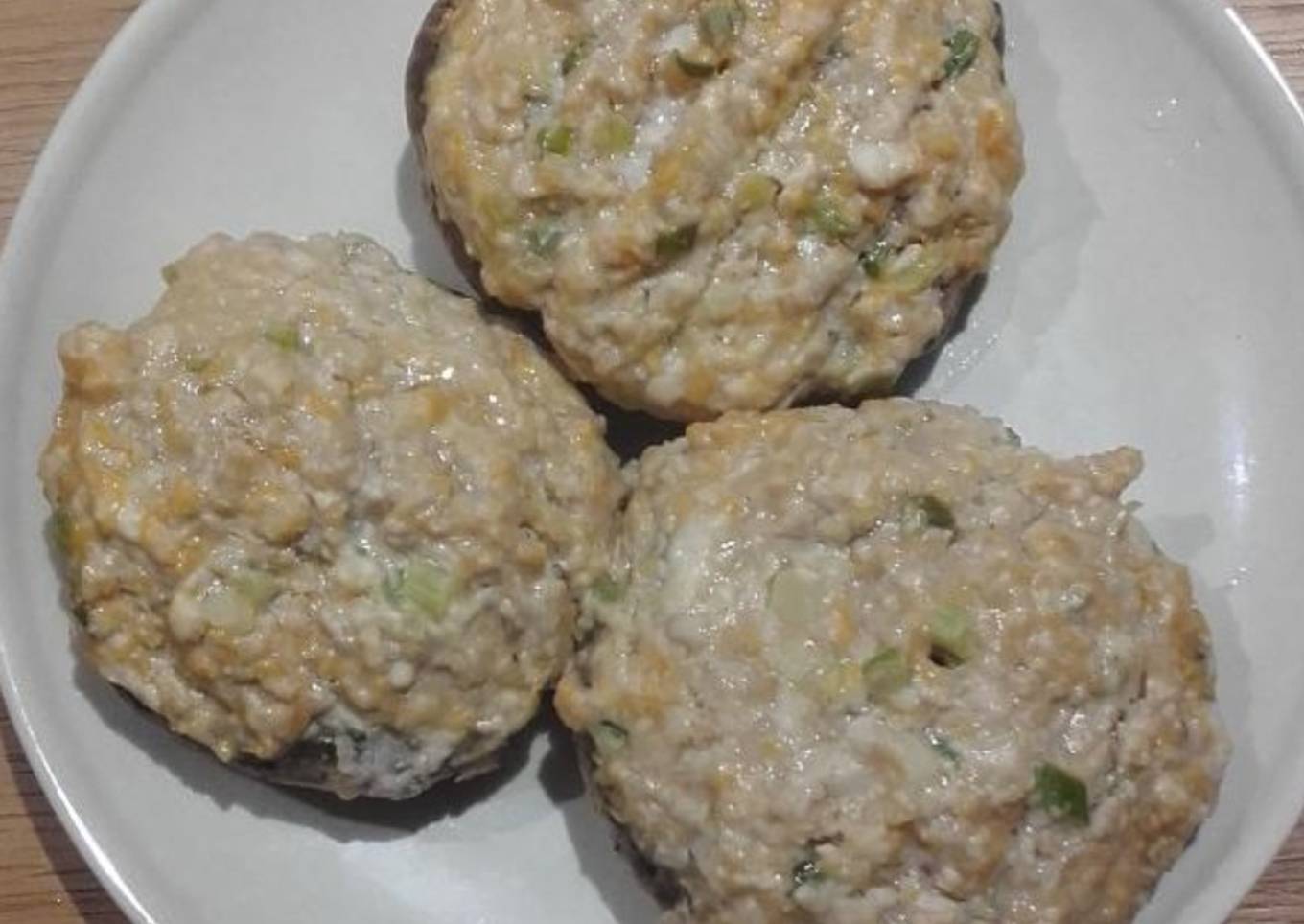 Mushrooms stuffed with minced pork