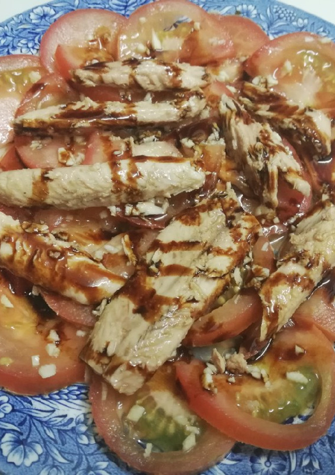 Una foto de Aliño de tomates y melva canutera 🍅🐟