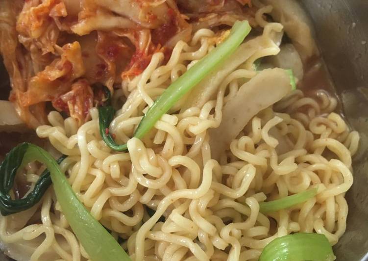 Cara Memasak Indomie Goreng Nyemek Topping Kimchi Istimewa