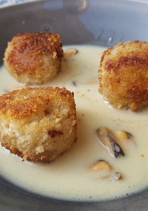 Une photo de Boulettes de colin et fruits de mer au lait de coco
