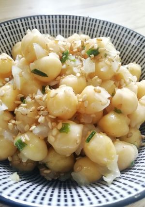 Une photo de Salade de pois chiches au sésame