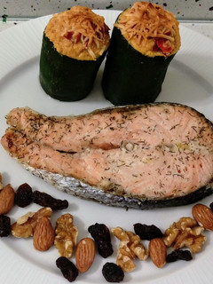 Una foto de Salmón al vapor con eneldo, calabacines gratinados rellenos de pimientos y frutos secos