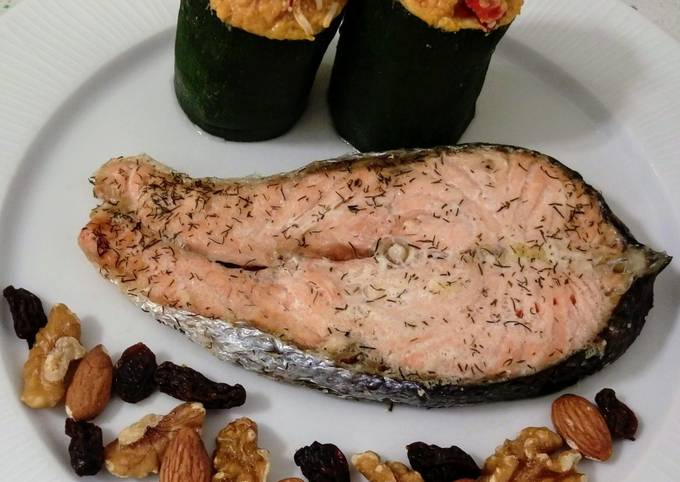 Salmón al vapor con eneldo, calabacines gratinados rellenos de pimientos y  frutos secos Receta de Mari  Cookpad