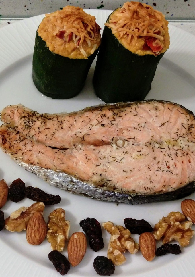 Una foto de Salmón al vapor con eneldo, calabacines gratinados rellenos de pimientos y frutos secos