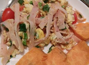 Una foto de Revoltillo de huevo con jamón y tomatillos