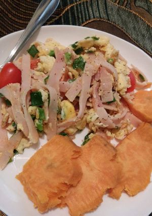 Una foto de Revoltillo de huevo con jamón y tomatillos