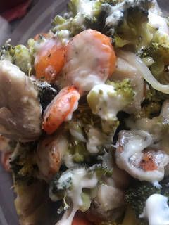 Una foto de Pollo con brócoli y zanahoria
