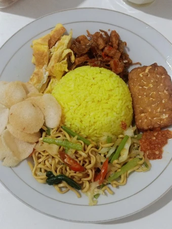 Cara Sederhana Membuat Resep  Nasi Kuning simpel yang Enak, Enak Banget
