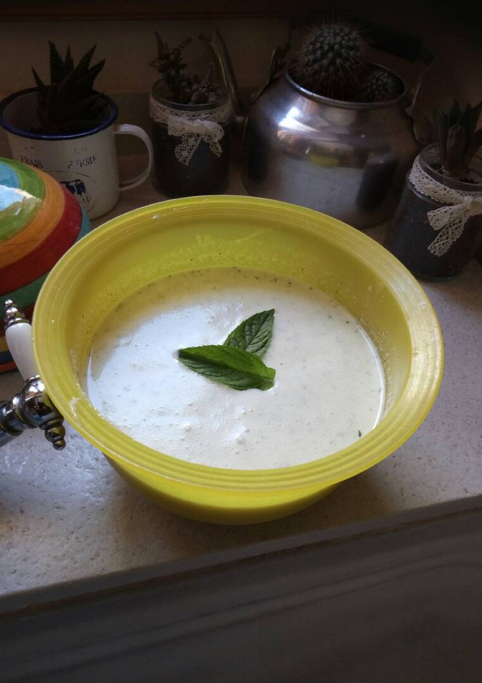 Una foto de Entrante frío de yogur y pepino con menta