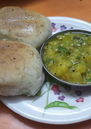 પાઉં બટાકા (Paau Bataka Recipe In Gujarati) રેસીપી મુખ્ય ફોટો
