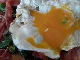 Huevos rotos con jamón y pimientos de Padrón