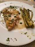 Chernia, espárragos con salsa de fumet de langostinos