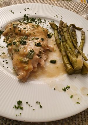 Una foto de Chernia, espárragos con salsa de fumet de langostinos