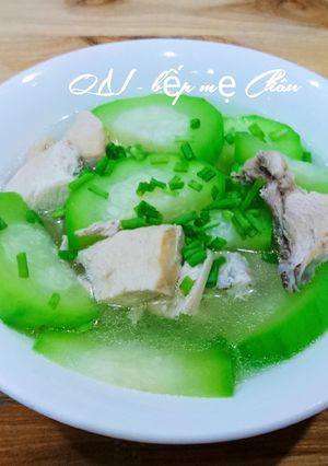 Hình của món Canh gà hầm bí xanh.