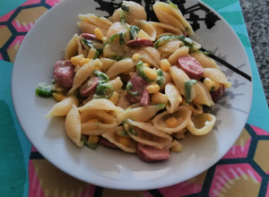 Una foto de CARACOLITOS CON MAYONESA Y SALCHICHAS  (vienesas)
