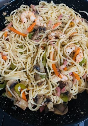 Una foto de Espaguetis chinos a mi estilo con langostinos chiclaneros