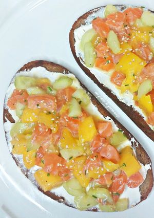 Une photo de Tartines saumon concombre mangue