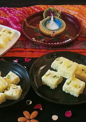 सूखे नारियल की बर्फी रेसिपी मुख्य फोटो