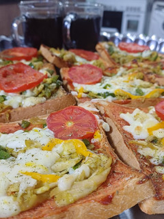 عکسی از دستور پیتزا با نان تست🍕🍞