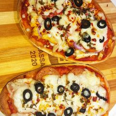 A picture of Naan Pizza 🍕.