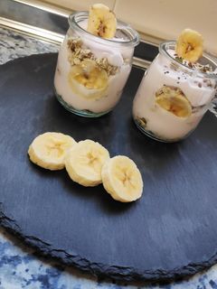 Una foto de Yogurth con muesli y plátano