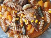 Una foto de chauchas con carne y tomate