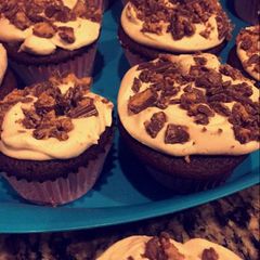 A picture of Reese's cupcakes .
