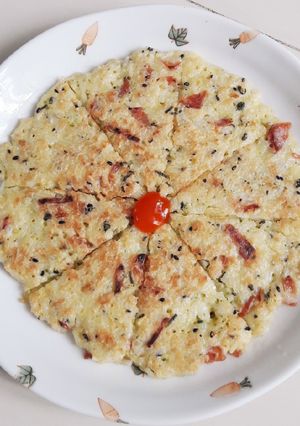 Hình của món Pizza cơm trứng rong biển lạp xưởng.