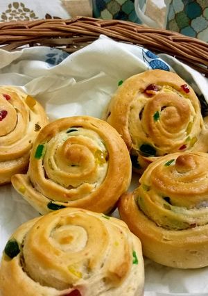 A picture of Tutti frutti bread rolls.