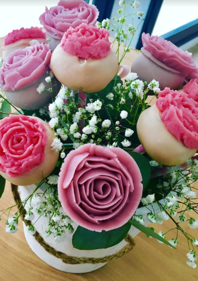 Una foto de Cake pops en forma de rosa para San Valentín