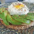 Tostada con aguacate y huevo poche