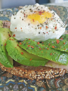 Una foto de Tostada con aguacate y huevo poche