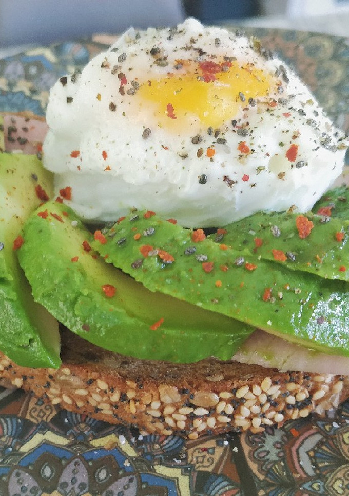 Una foto de Tostada con aguacate y huevo poche