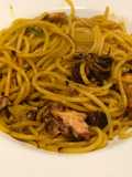 Spaghetti con spaghetti di zucchina saltati in padella ragù di polipo e zafferano