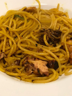 Foto di Spaghetti con spaghetti di zucchina saltati in padella ragù di polipo e zafferano