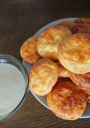 Gluténmentes sajtos pogácsa sajtmártással recept fotója