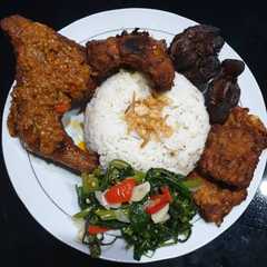 รูปของ Ayam panggang siram bumbu rujak