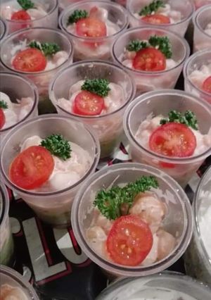 Une photo de Verrine de crevettes sauce cocktail et mousse d'avocat