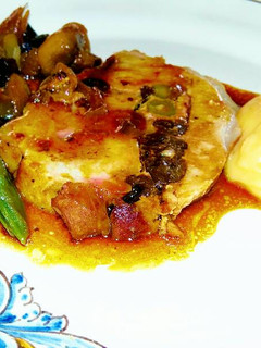 Una foto de Lomo de cerdo relleno, con compota de cebollitas y hongos