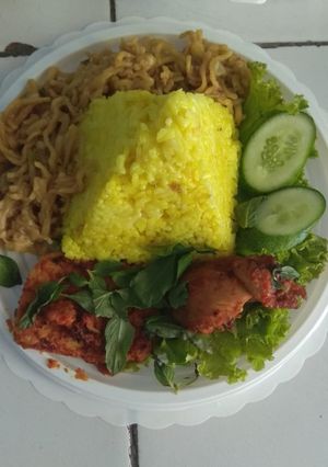 Foto resep Nasi kuning tumpeng mini + ayam bumbu rujak