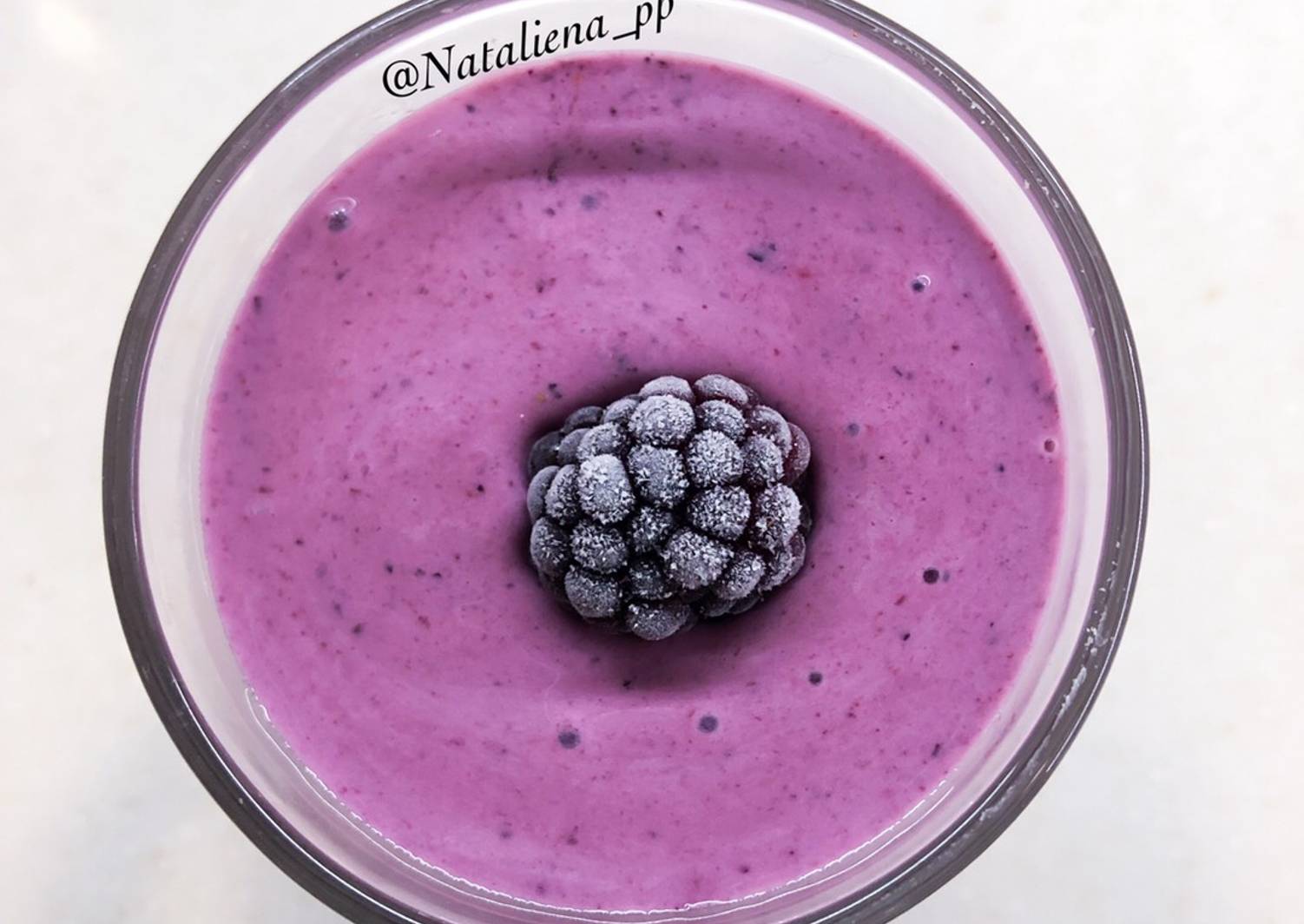 Фиолетовое мороженое. Черничный смузи. Фиолетовый йогурт. Черничный смузи. Йогурт.