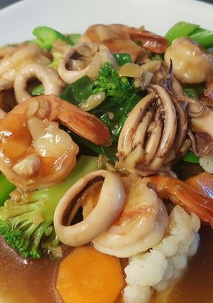 รูปของ ราดหน้าผักรวมกุ้งหมึก (เครื่องไม่ครบแต่อร่อย)