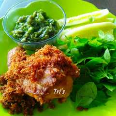 A picture of Ayam Goreng Lengkuas Sambal Ijo.
