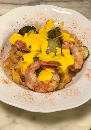 Foto di Tagliatelle con zucchine e gamberoni code e crema di zafferano