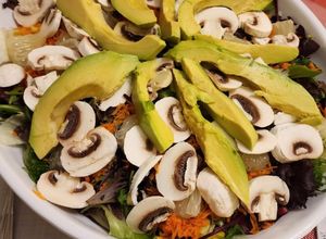 Une photo de Salade fraîche avec sauce balsamique maison