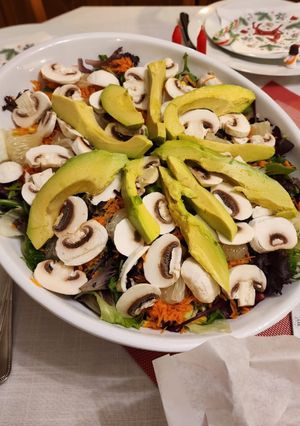 Une photo de Salade fraîche avec sauce balsamique maison
