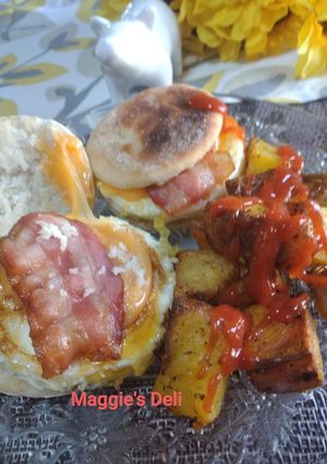Una foto de Muffin con huevo, queso y tocino