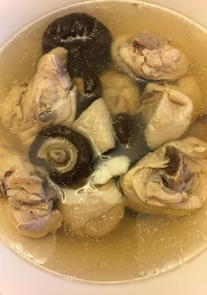 香菇雞湯 Chicken Soup with Mashrooms 的食譜成品照片