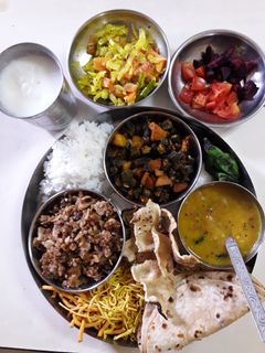 ગુજરાતી થાળી રેસીપી મુખ્ય ફોટો